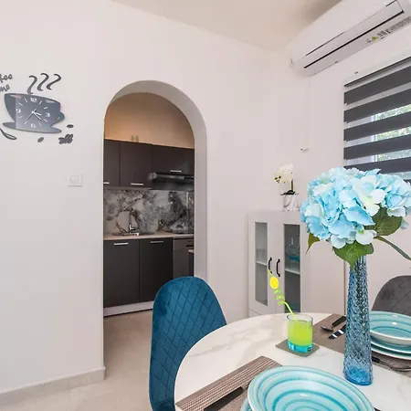 Tina With Seaview Apartment *