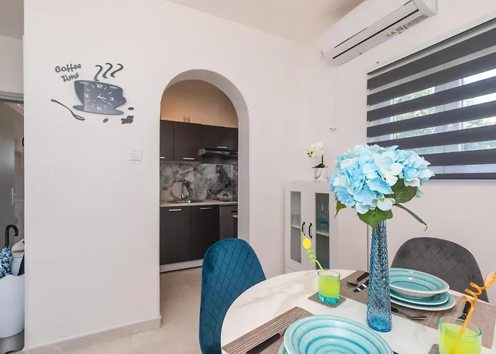 Tina With Seaview Apartmán *