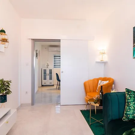 Tina With Seaview Apartment *